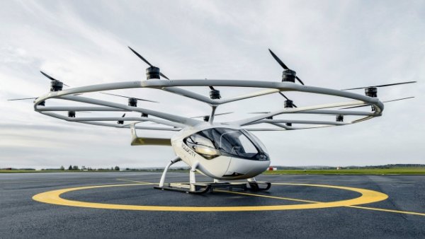 VoloCity, произведен от немския Volocopter, е двуместно превозно средство eVTOL, което се отличава със своите 18 независими двигателя, способни да гарантират автономен полет и вертикално излитане и кацане. Този модел представлява четвъртото поколение и първият в серията след VC200/2X. Оборудван с два вертикални стабилизатора, VoloCity осигурява стабилна посока на полета и отговаря на разпоредбите. 

Той получи разрешение да лети както със, така и без екипаж, след тестове в градове като Хамбург, Дубай , Хелзинки и Сингапур. С максимална скорост от 110 км/ч и обхват от 35 км - VoloCity има  чисто тегло от 700 кг и може да излети с до 900 кг, превозвайки пътник и полезен товар до 200 кг. Проектиран за напълно автономен полет, в очакване на окончателни разпоредби, VoloCity се разглежда и като потенциално средство за въздушно спасяване. Volocopter има за цел да стартира търговски услуги в Париж за Олимпийските игри през 2024 г. Направо са тук!
